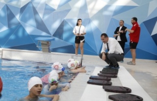 BAŞKAN EKİM YÜZME KURSUNDA MİNİK KURSİYERLERLE...