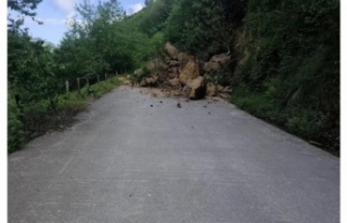 Ortahisar‘de heyelan yolu kapattı.