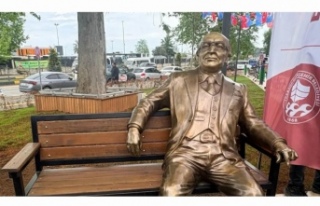 Yol ortasındaki büst Ahmet Şener’e yakıştı...
