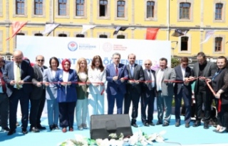 Hayat Boyu Öğrenme Etkinlikleri'nde konuşan...