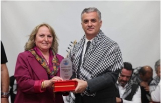 Başkan bıyık Kore şefi Demir’e plaketini takdim...