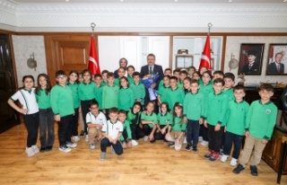 BAŞKAN GENÇ MİNİK MİSAFİRLERİNİ AĞIRLADI