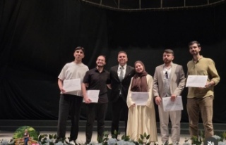 Yeni Eczacıların Diplomalarını Başkan Ecz. Başer...