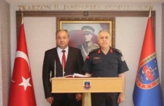 Ticaret il müdürü Bayrak il jandarma Komutanı...