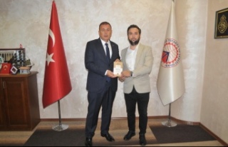 Bölge Müdürü Elvan, Kitabını Başkan Çelebi...