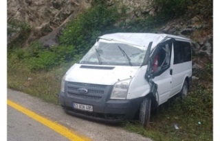 Tonya’da minibüs kayalıklara çarptı: 3 kişi...