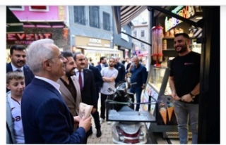 Bakan Uraloğlu cadde ve sokakları arşınlıyor.