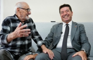 BAŞKAN AHMET KAYA’DAN AKÜLÜ SANDALYE DESTEĞİ