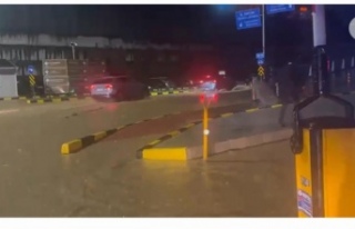 Trabzon Havalimanı önünde yol suyla kaplandı