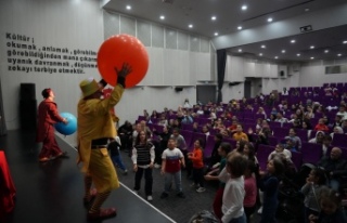 MİNİKLER TİYATRODA HEM EĞLENDİ HEM ÖĞRENDİ