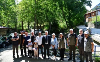 Vali Yıldırım dereye alabalık bıraktı