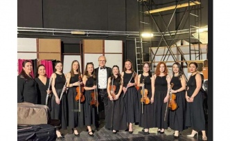 Sude bülbül ve orkestrası ayakta alkışlandı.