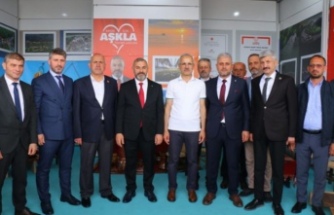 Bakan Uraloğlu Arsin belediye standını ziyaret etti