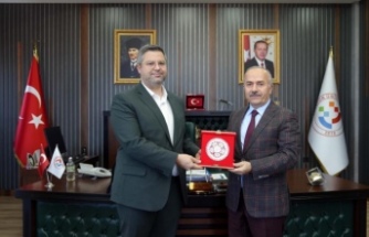 Rektör Prof.Dr Kutlu’ya   Plaketini takdim etti.