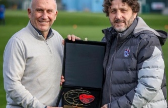 Fatih Tekke’ye TFF Sosyal Sorumluluk Ödülü