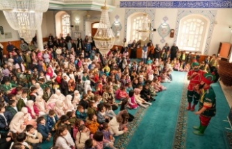 BAŞKAN GENÇ MİNİKLERİN HEYECANINA ORTAK OLDU