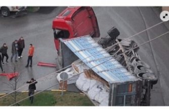 TIR’ın Dorsesi devrildi.