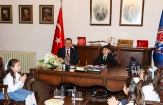 BAŞKAN GENÇ, KOLTUĞUNU MİNİK HAMZA’YA DEVRETTİ