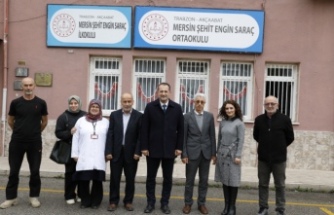 BAŞKAN EKİM’DEN MERSİN’DEKİ OKULA ANLAMLI ZİYARET: “EVLATLARIMIZIN VE ÖĞRETMENLERİMİZİN HER ZAMAN YANINDAYIZ”