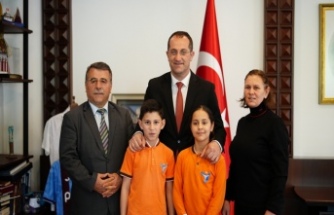 AKÇAABAT BELEDİYE BAŞKANI OSMAN NURİ EKİM, 23 NİSAN ULUSAL EGEMENLİK VE ÇOCUK BAYRAMI'NDA MAKAM KOLTUĞUNU ÖĞRENCİLERE DEVRETTİ.