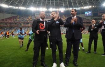 Edin Vişça ve Anthony Nwakaeme'ye teşekkür plaketi