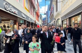 Başkan Turhan  bayramlaştı ve karanfil dağıttı.