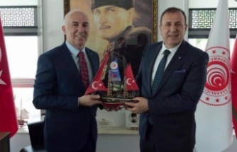 Bölge müdürü başaran Başkan Çelebi’ye plaket takdim etti.