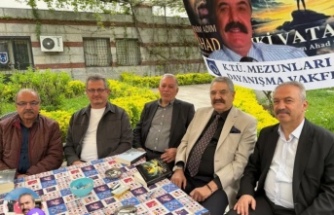 İsmail Akçay kitaplarının imza gününe katıldı.