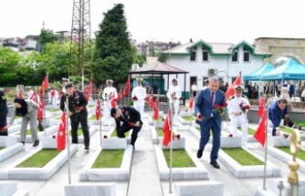Trabzon bürokrasisi şehitliği ziyaret etti.