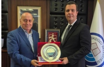 Başkan Erdem kaymakam Vardar‘ı plaket ile ugurladı.