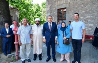 Trabzon Valisi Tahir Şahin ve il müftüsü İsmail Çiçek aşure dağıttılar.