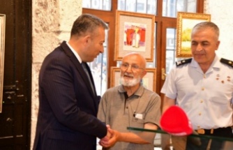 Vali Şahin ve Bahattinpaşa ressam Haydar Dursun’un sergisini gezdiler.
