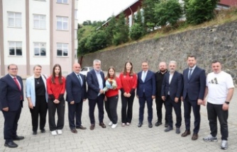 Yılmaz Büyükaydın gençliğe her zaman destek vereceğiz.