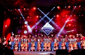 34. ULUSLARARASI AKÇAABAT MÜZİK VE HALK OYUNLARI FESTİVALİ’NİN İKİNCİ GÜNÜNDE HANDE ÜNSAL RÜZGÂRI ESTİ