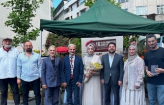 Başkan kalkışım bahçede imza gününe katıldı.