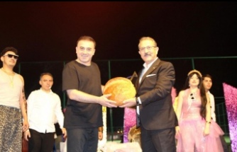 Başkan Koçal, Sanatçı Yüce’ye Vakfıkebir Ekmeği Takdim Etti
