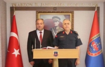 Ticaret il müdürü Bayrak il jandarma Komutanı tuğgeneral Yakın’ı ziyaret etti.