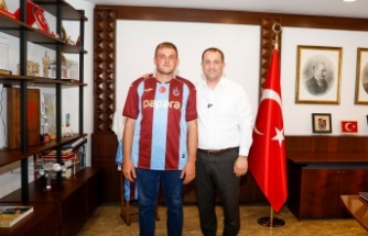 BAŞKAN EKİM, TRABZONSPOR SEVGİSİYLE GÜNDEM OLAN ABDÜLAZİZ AYDIN’I MİSAFİR ETTİ