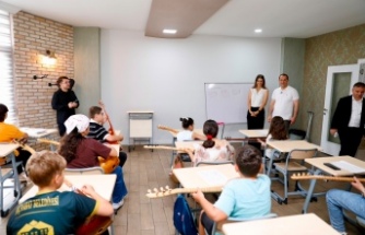 BAŞKAN EKİM, YAZ TATİLİNİ SANATLA DEĞERLENDİREN ÇOCUKLAR VE GENÇLERLE BULUŞTU