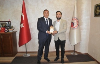 Bölge Müdürü Elvan, Kitabını Başkan Çelebi Takdim Etti