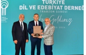 Genel Başkan Ekrem Erdem, Vali Şahin’in Plaketini Sundu