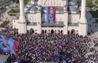 Hanife Hatun Camii’ne Dev Trabzonspor Bayrağı Asıldı
