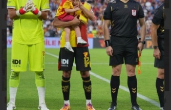 İsmail Köybaşı Futbola Veda Etti