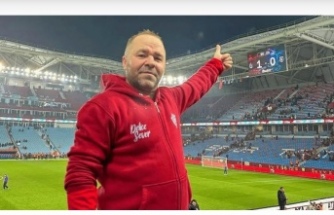 Krizlerin Babası Yine Sahnede