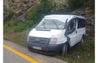 Tonya’da minibüs kayalıklara çarptı: 3 kişi yaralandı