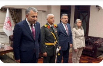 Vali Şahin, Büyükşehir belediye başkanı genç , yeni parti milletvekili su içmez ve garnizon Komutanı tebrikleri kabul etti.