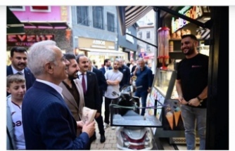Bakan Uraloğlu cadde ve sokakları arşınlıyor.