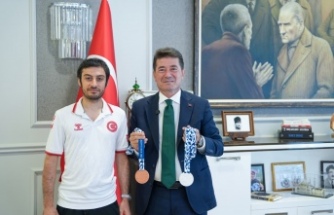 BAŞKAN KAYA, AKDENİZ OYUNLARI’NDAN MADALYALARLA DÖNEN BUĞRA SELİMZADE’Yİ AĞIRLADI 