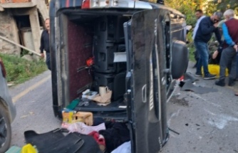 Trabzon’un Akçaabat İlçesi Hıdırnebi Yolunda Arap Turistleri taşıyan tur minibüsü taşlara vurarak devrildi.