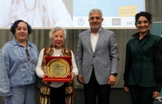 Feyza Hepçilingirler Trabzon’da Türkçeye sahip çıkma çağrısı yaptı!